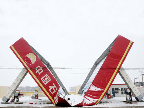 做好冬天大雪防護(hù)措施&nbsp;采用天溝融雪電伴熱帶最安全、可靠